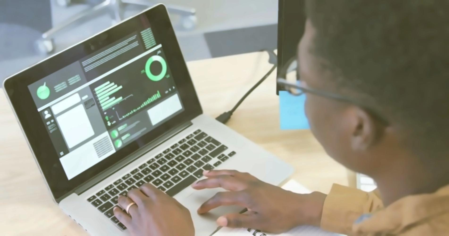 Teamarbeit bei der Entwicklung von ML-Modellen